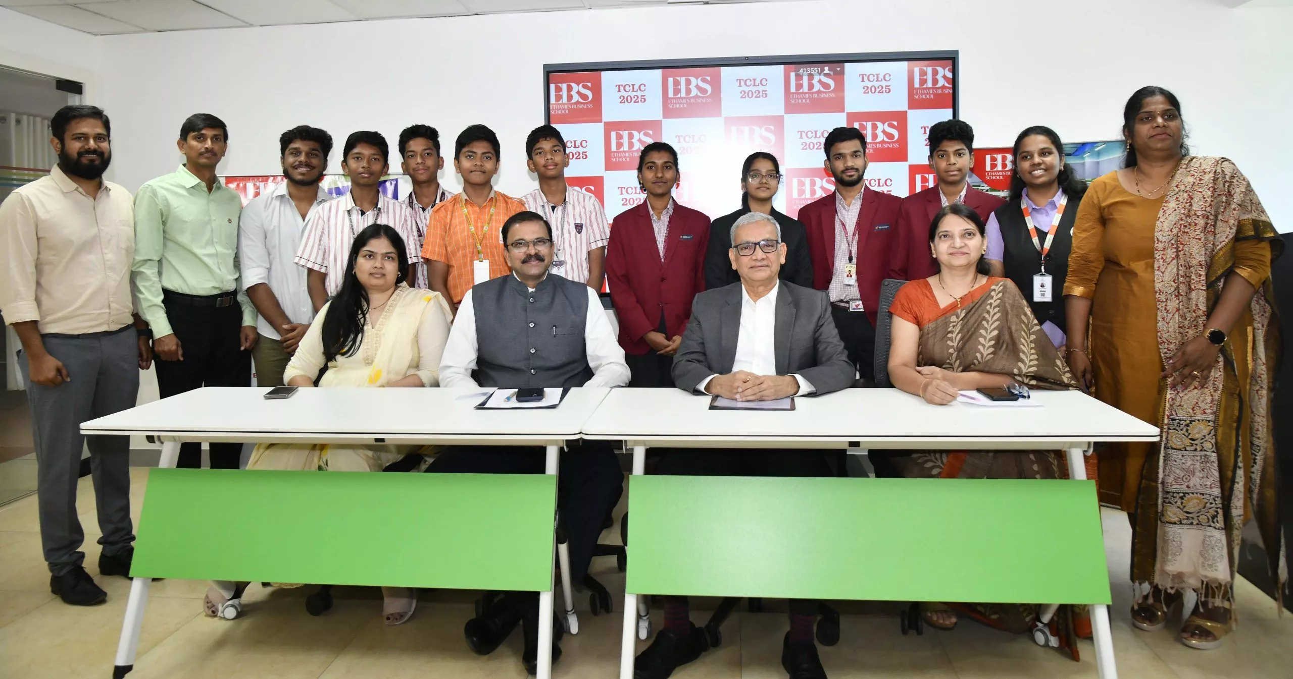 टीन कॉर्पोरेट लीडरशिप चैलेंज में संबोधन देते लक्ष्मीनारायण