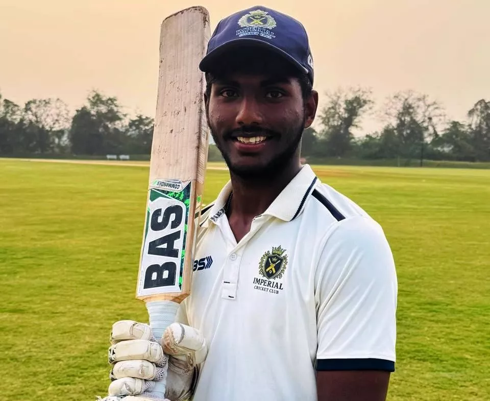 लोकेश मायका शतक लगाते हुए क्रिकेट मैच का दृश्य