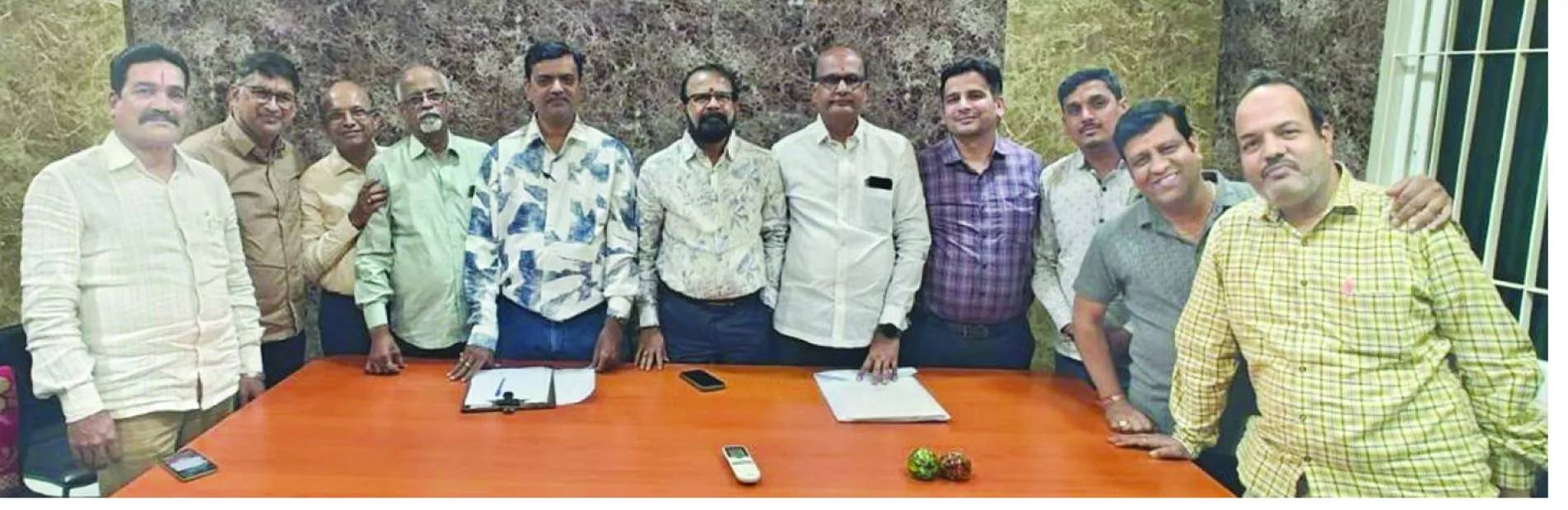 28 फरवरी को होली मिलन समारोह की तैयारी करते सदस्य