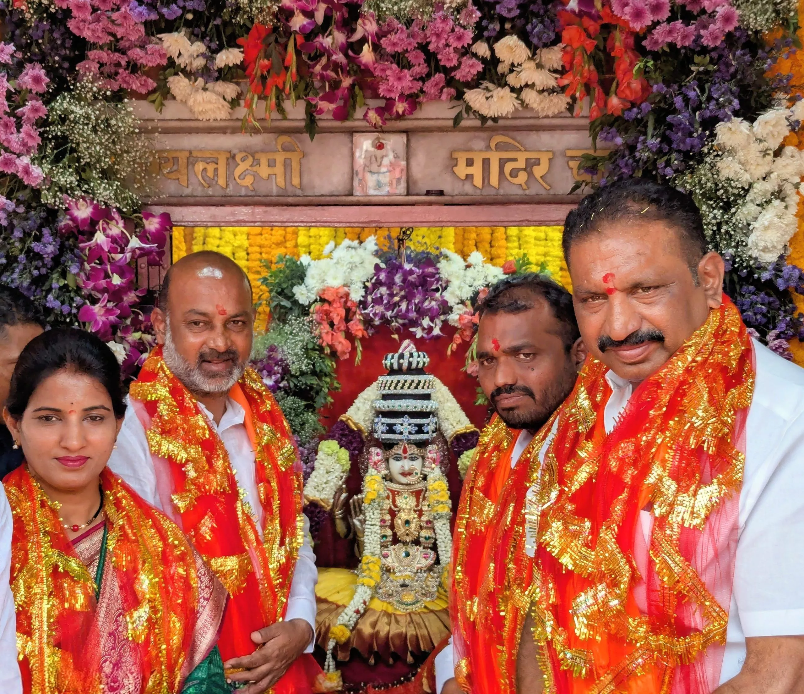 भाग्यलक्ष्मी मंदिर में पूजा करते भाजपा नेता बंडी संजय