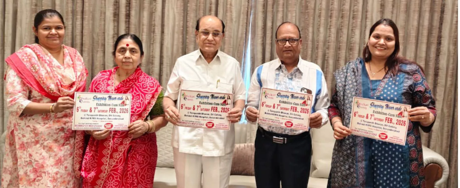 फुलकारी प्रदर्शनी-सह-बिक्री में उत्पाद प्रदर्शित करते महिलाएँ