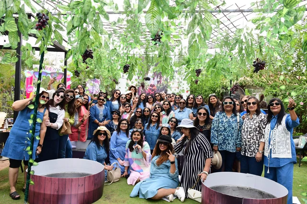 प्रतिभागी ग्रेप स्टॉम्पिंग ईवेंट में अंगूर दबाते हुए