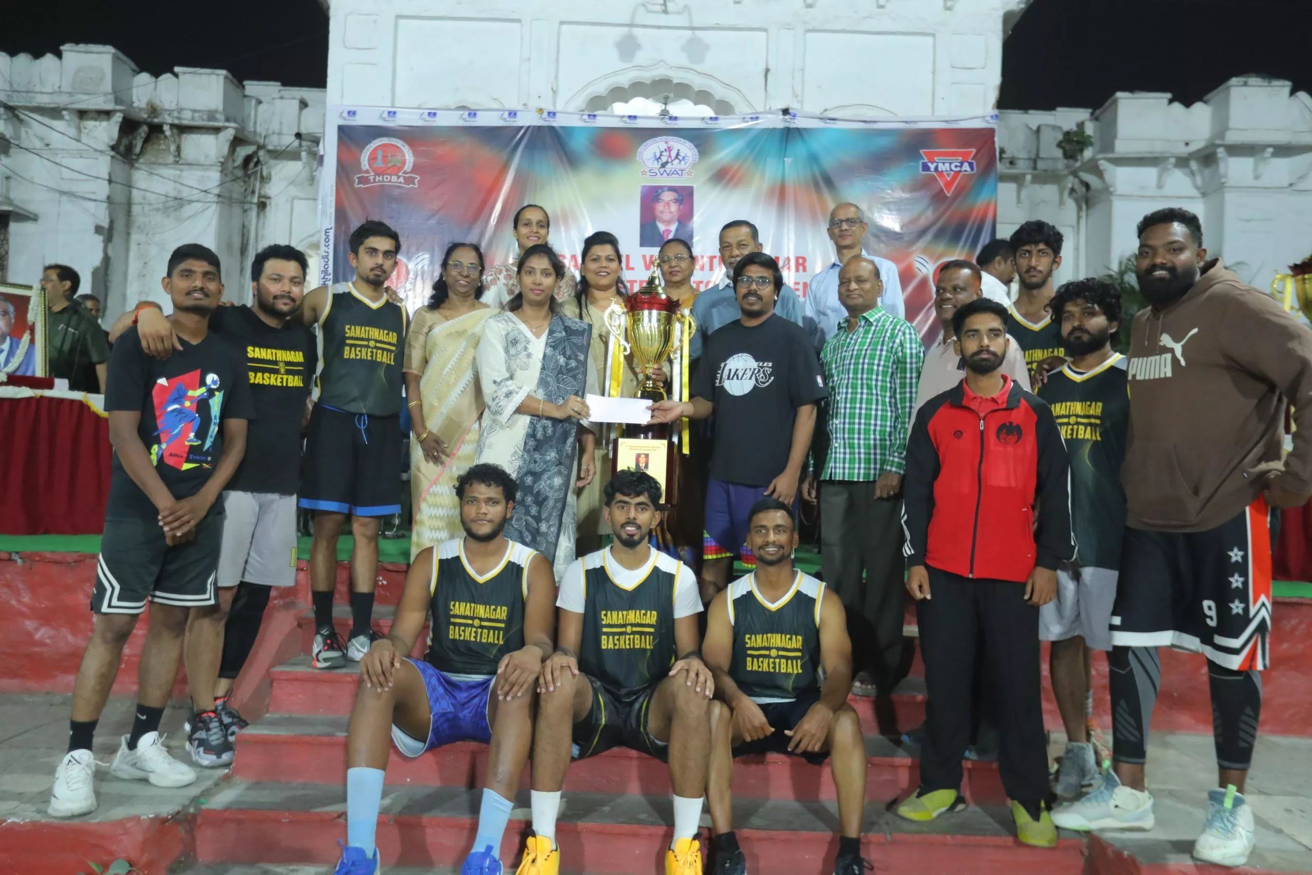 टाइटन्स टीम विजेता ट्रॉफी के साथ उत्सव करती हुई