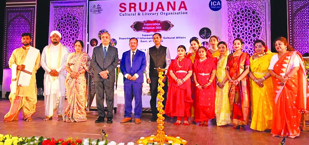 सृजन जातीय नृत्योत्सव-2026 में कलाकार नृत्य प्रदर्शन करती हुई