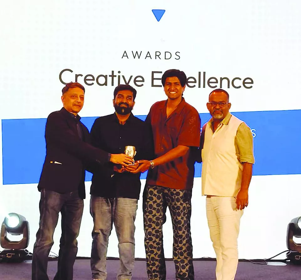 अवॉर्ड समारोह में टेम्पेस्ट टीम पुरस्कार लेते हुए