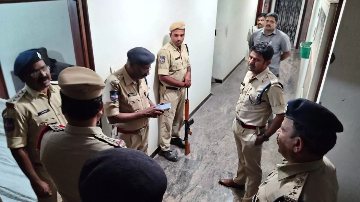 टोलिचौकी में कार्डन सर्च के दौरान पुलिस कार्रवाई