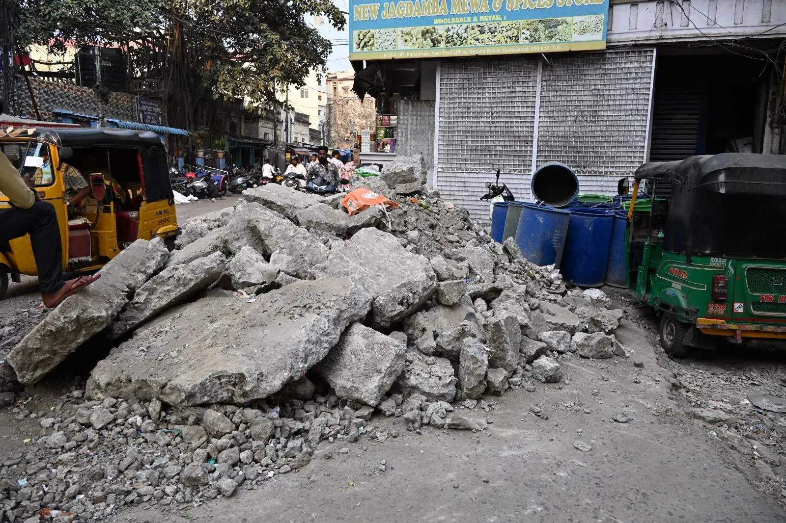 बेगम बाजार में सड़क निर्माण और मलबे से जाम की स्थिति