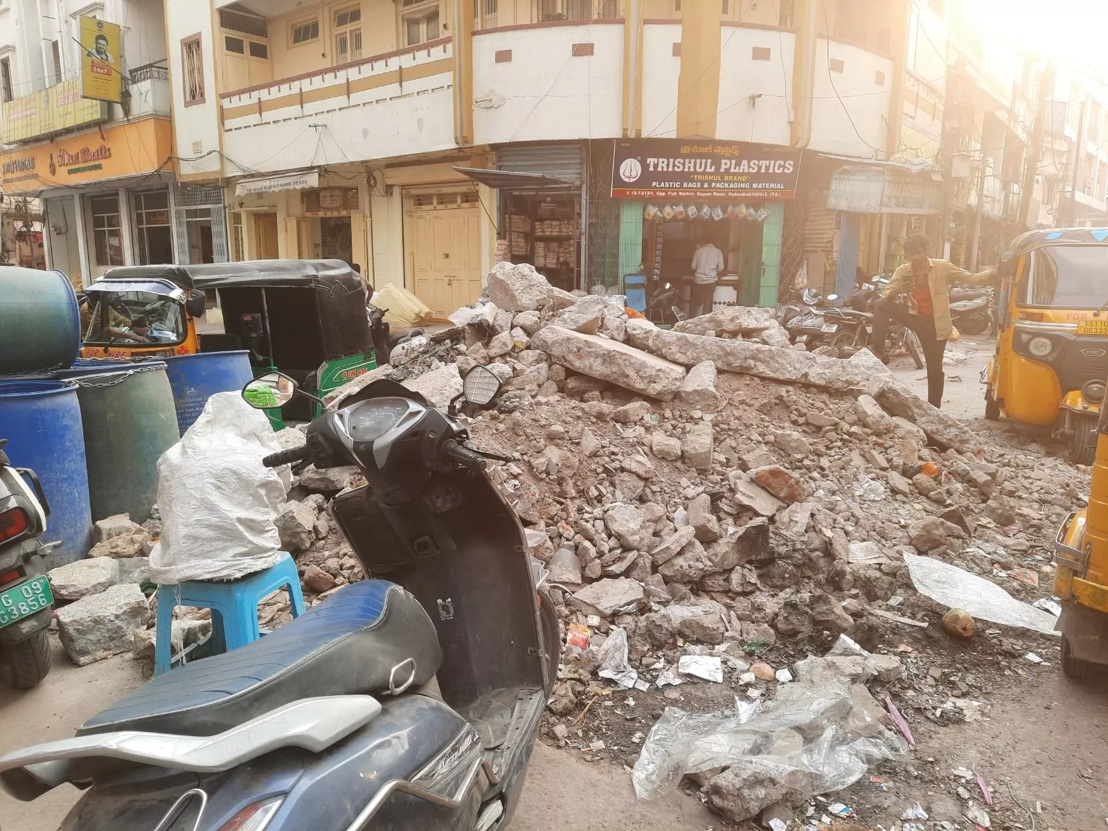 बेगम बाजार की गली में मलबा और सड़क खुदाई का दृश्य