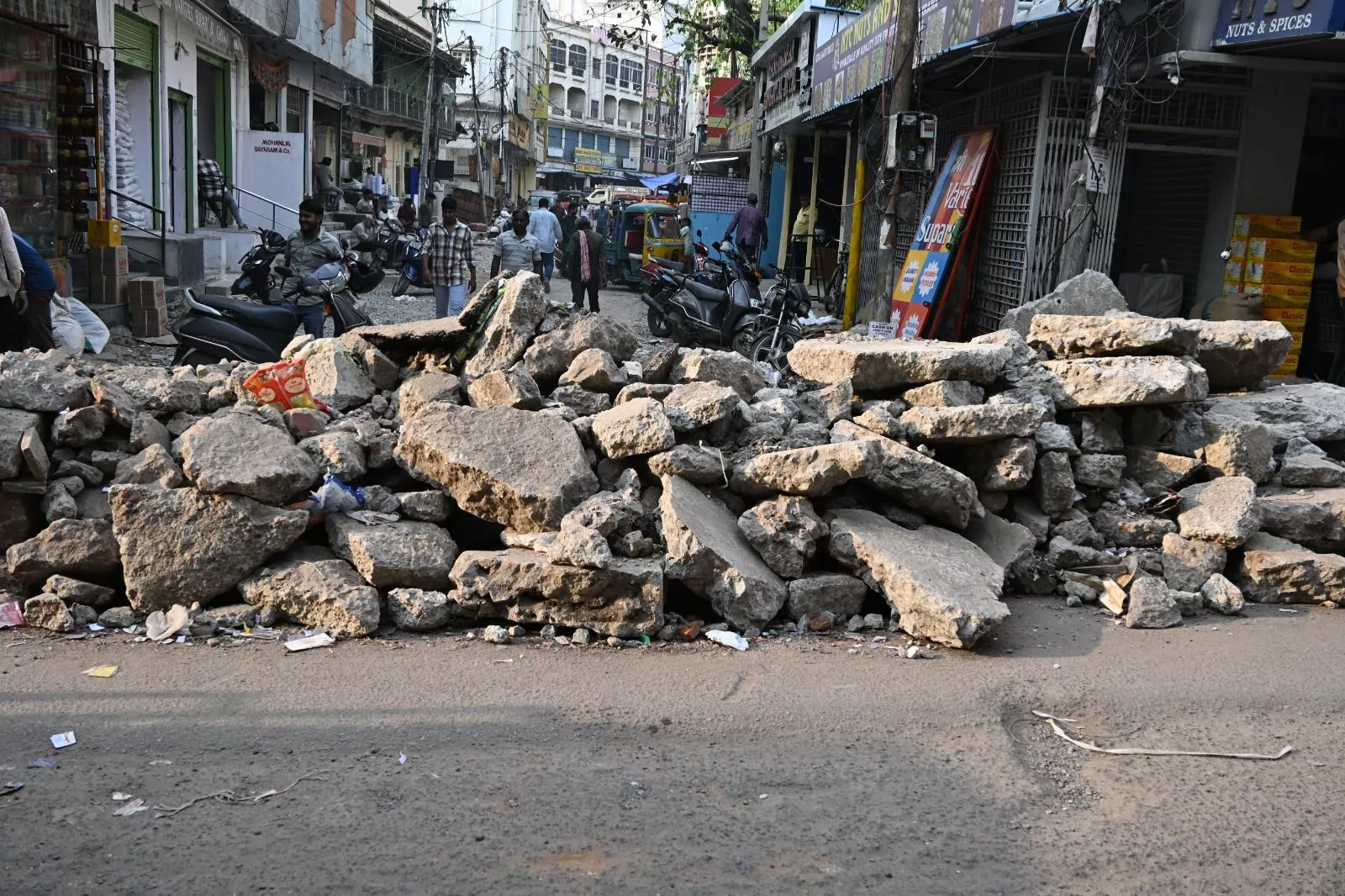 बेगम बाजार में सड़क निर्माण और मलबे से जाम की स्थिति