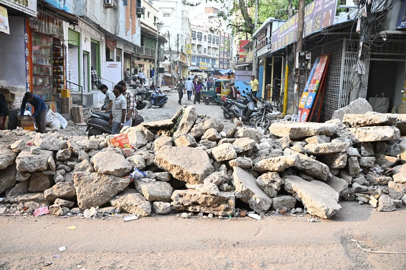 बेगम बाजार में सड़क निर्माण और मलबे से जाम की स्थिति