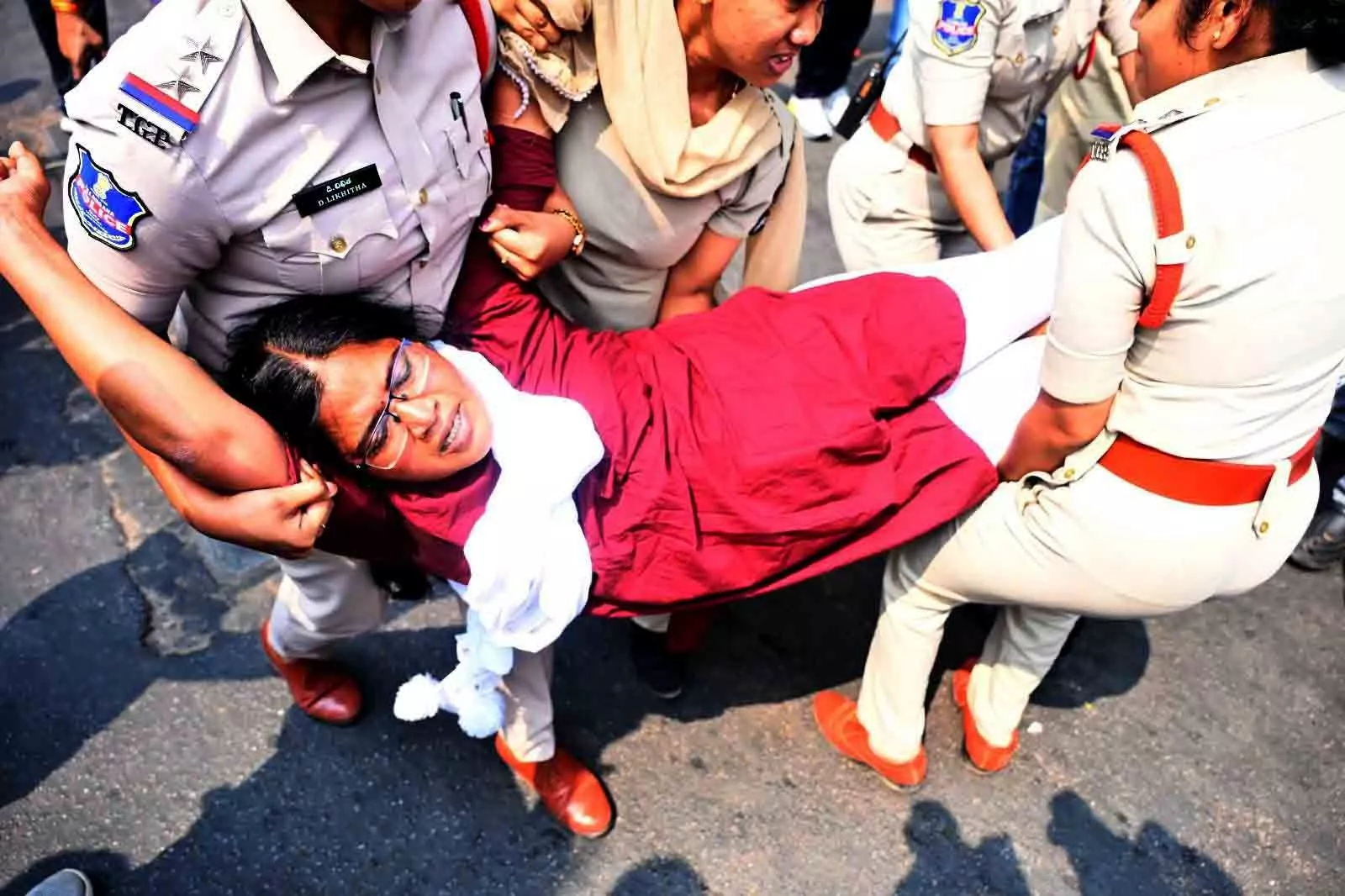 हैदराबाद में आशा कार्यकर्ताओं का स्वास्थ्य आयुक्त कार्यालय धरना