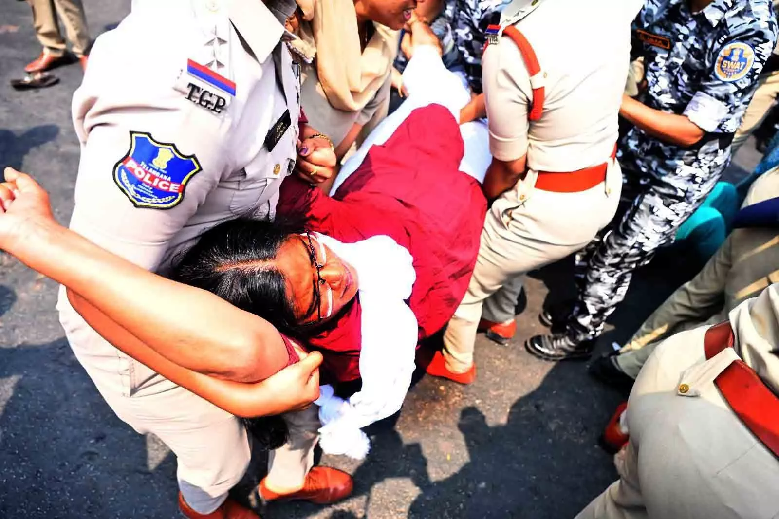 हैदराबाद में आशा कार्यकर्ताओं का स्वास्थ्य आयुक्त कार्यालय धरना