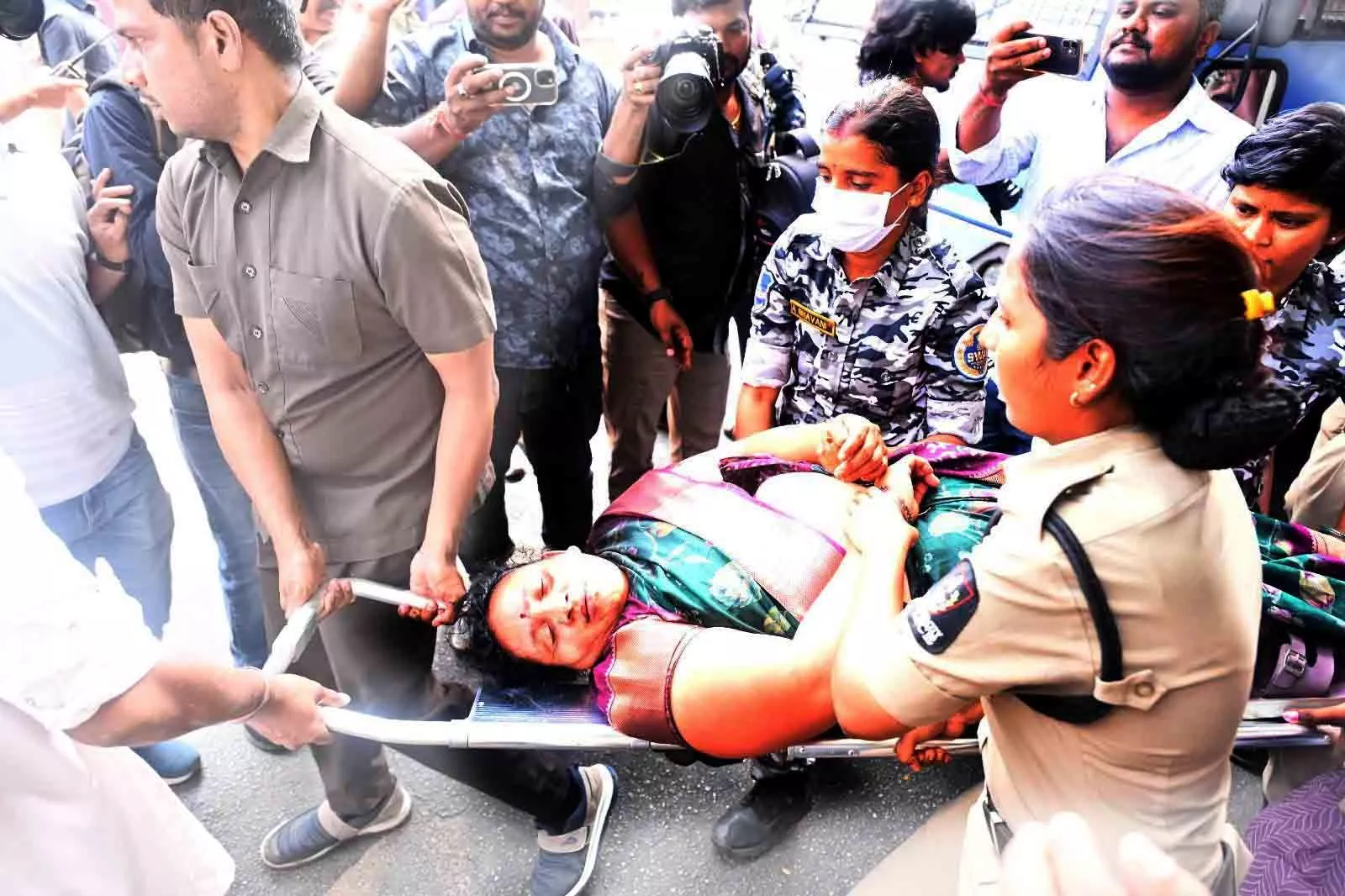 हैदराबाद में आशा कार्यकर्ताओं का स्वास्थ्य आयुक्त कार्यालय धरना