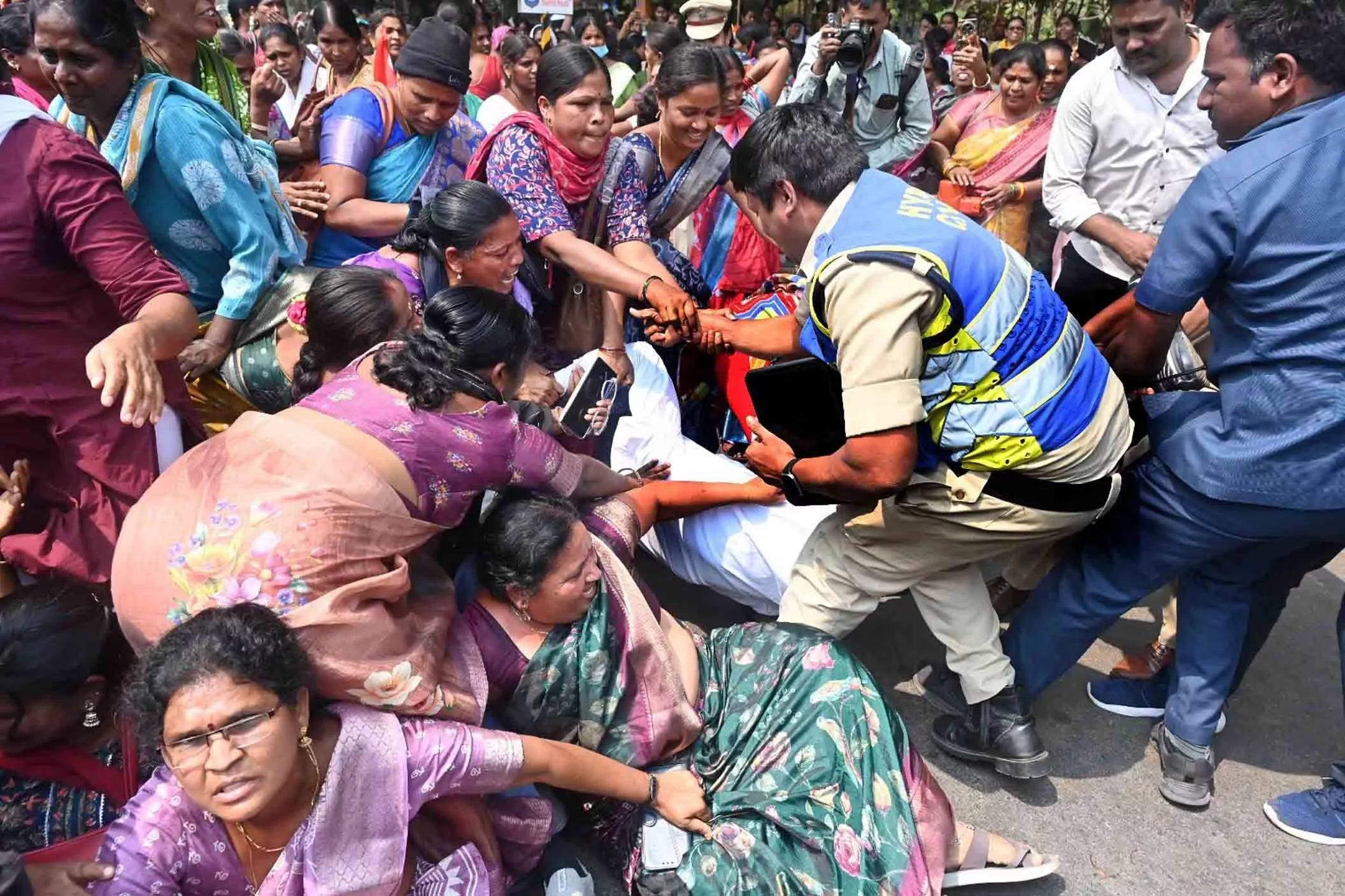 हैदराबाद में आशा कार्यकर्ताओं का स्वास्थ्य आयुक्त कार्यालय धरना