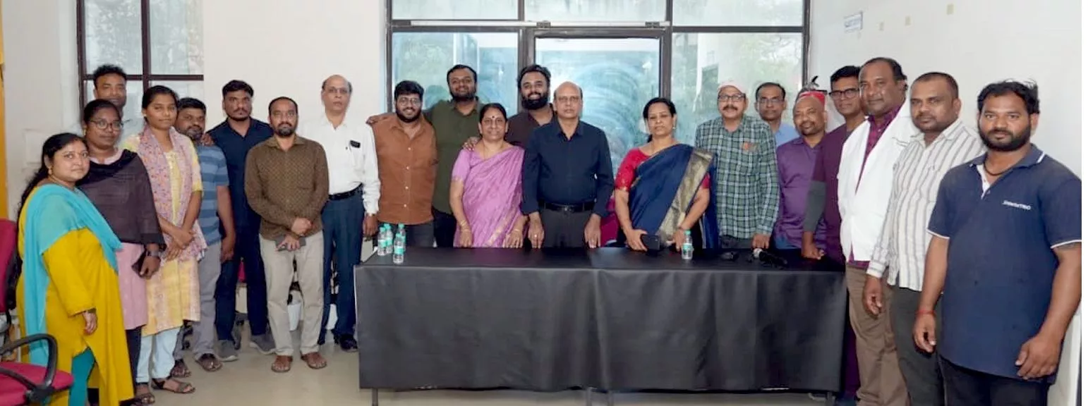 सी. निरंजन राव परिवार द्वारा हॉस्पिटल में डोनेशन करते हुए