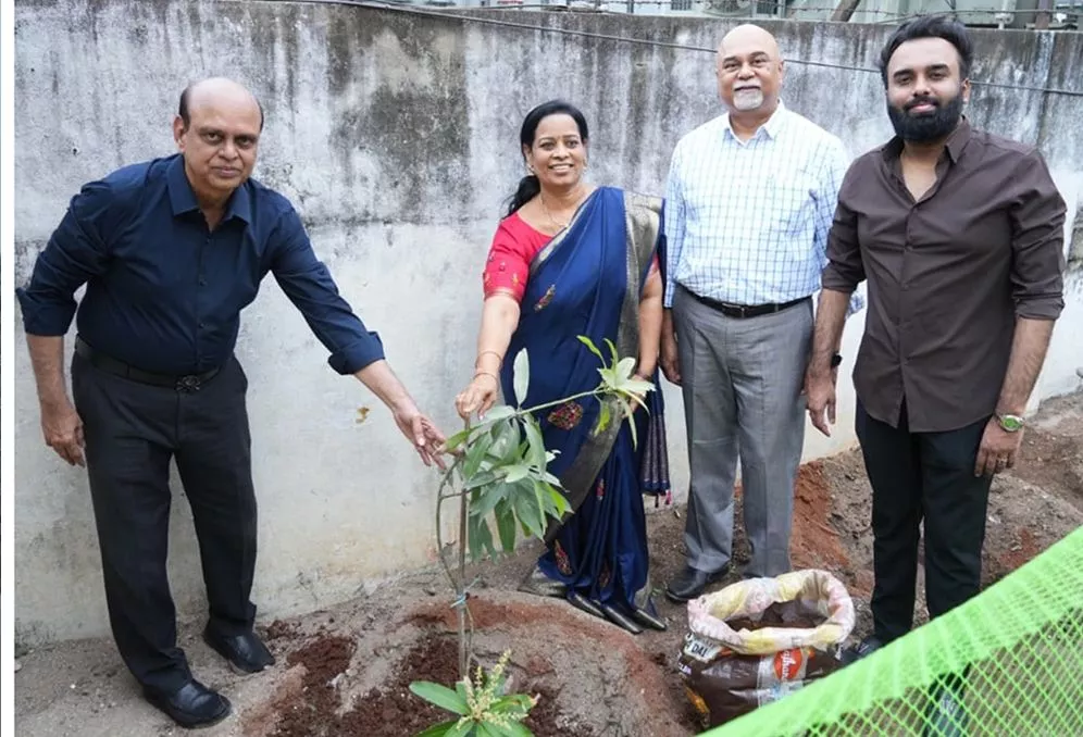 नारायणगुड़ा हॉस्पिटल में डोनेशन के दौरान परिवार का दृश्य