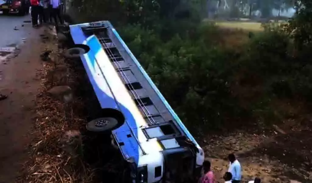आदिलाबाद हादसे के बाद नाले में गिरी बस