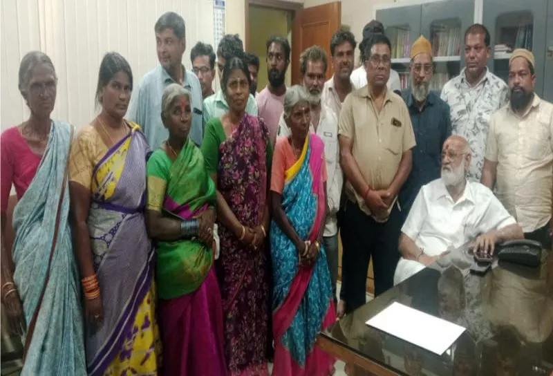 सुल्तान बाजार में फुटपाथ व्यापारियों का दृश्य