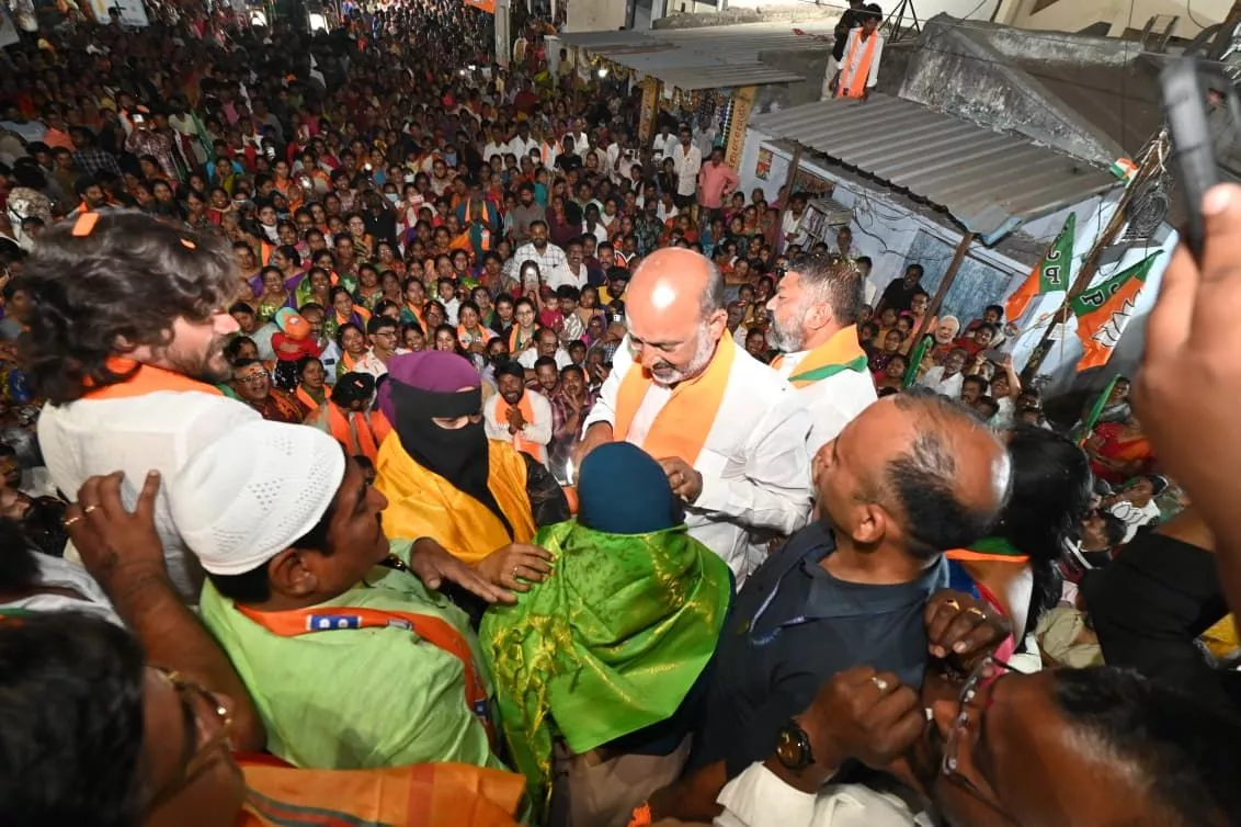 बंडी संजय चुनाव प्रचार के दौरान जनता को संबोधित करते हुए