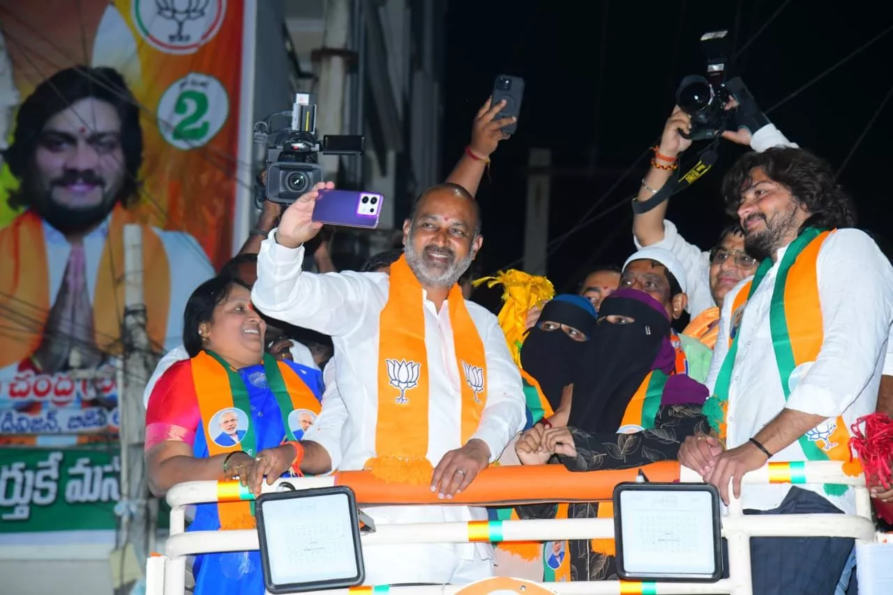 केंद्रीय मंत्री बंडी संजय करीमनगर में चुनाव प्रचार करते हुए