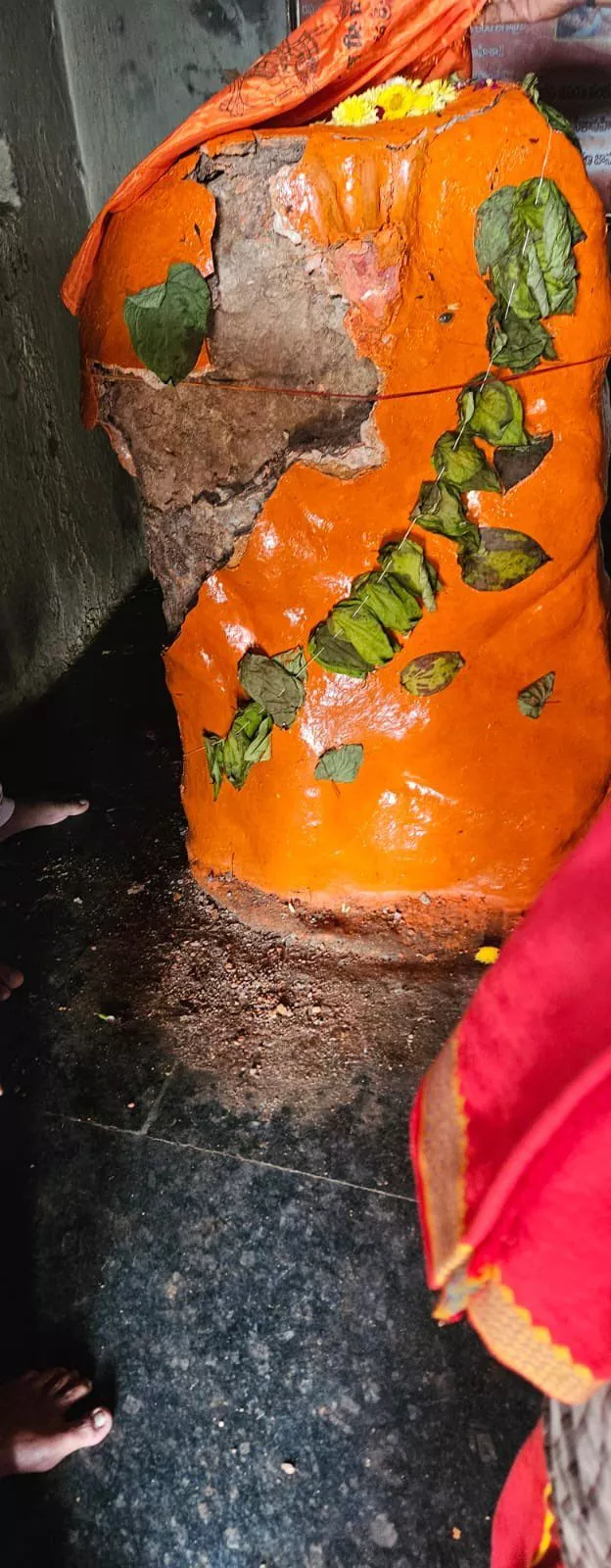 चंद्रायनगुट्टा हनुमान मंदिर में तोड़-फोड़ का दृश्य