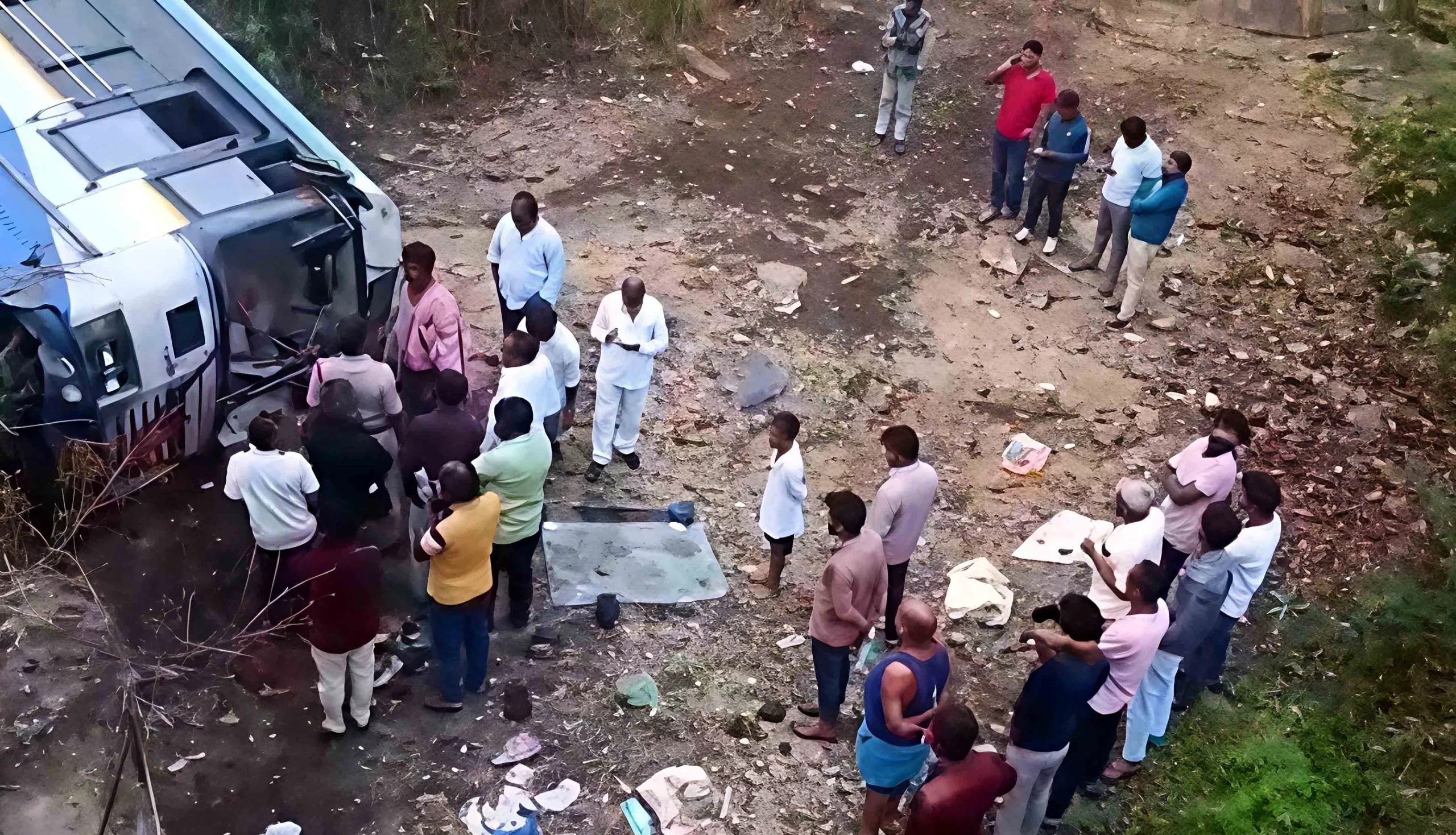 पुल से नाले में गिरी टीजीएसआरटीसी बस का दृश्य