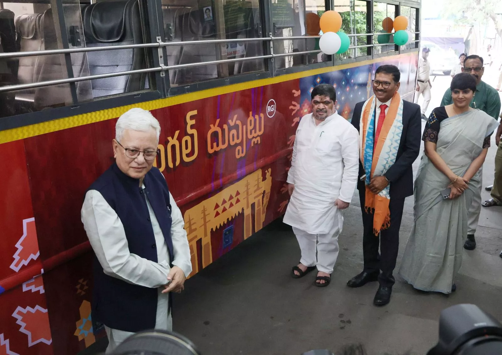 बस पर प्रदर्शित तेलंगाना के जीआई टैग हस्तशिल्प