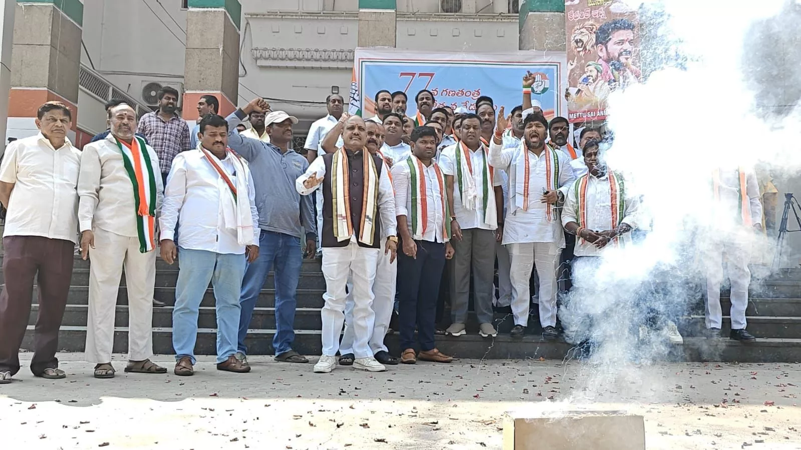 गांधी भवन में कांग्रेस कार्यकर्ताओं का जश्न