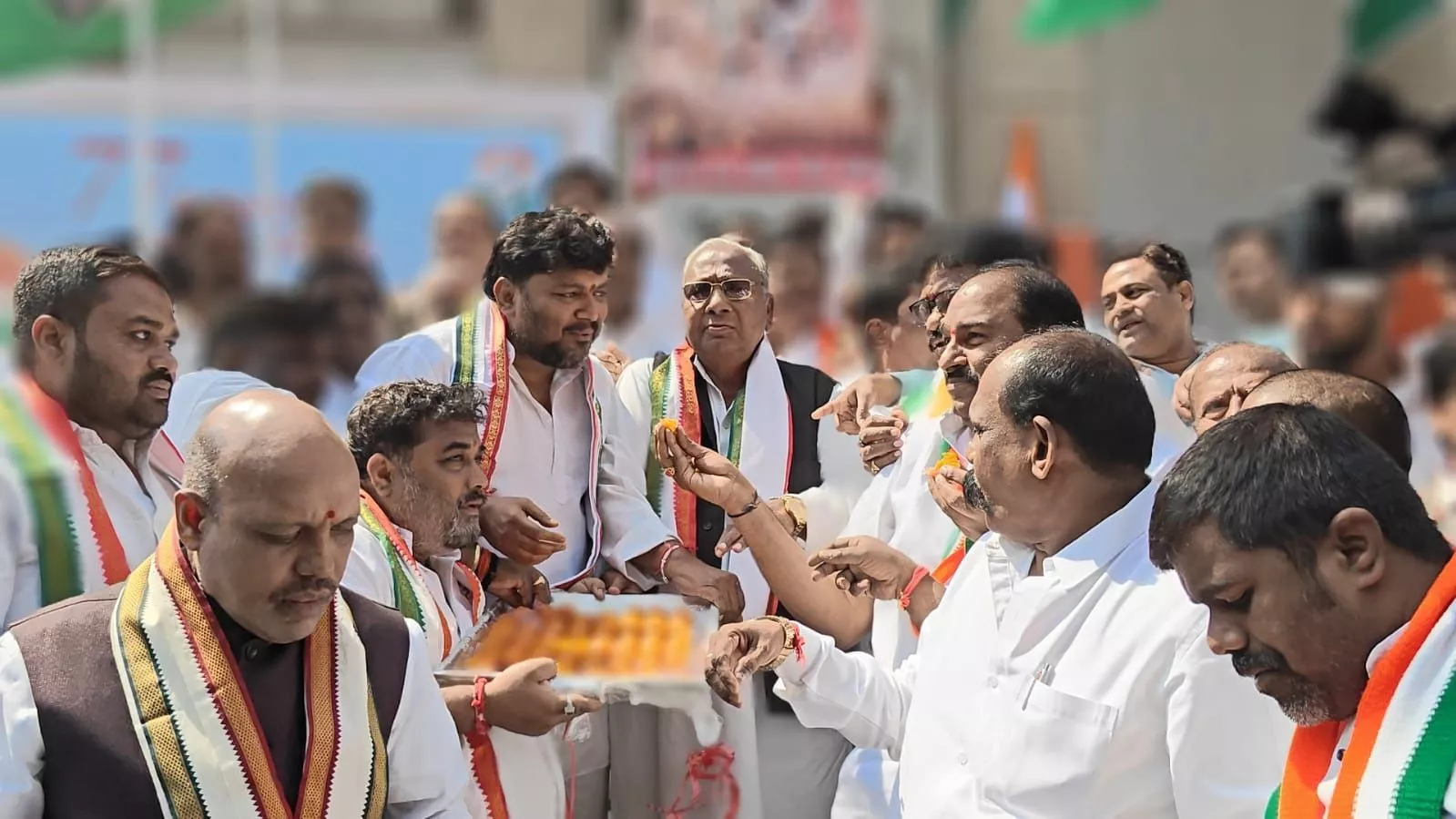 कांग्रेस नेताओं और कार्यकर्ताओं ने स्थानीय चुनाव जीत का जश्न मनाया