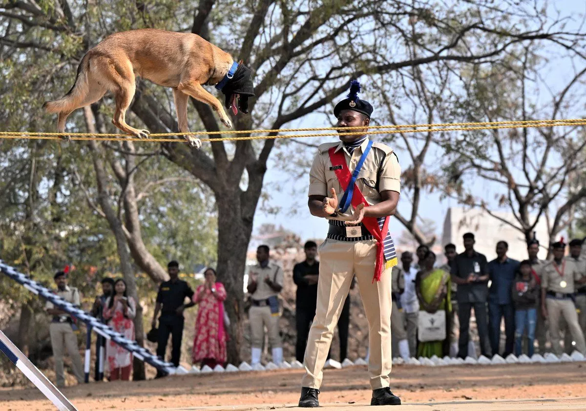 पुलिस डॉग्स दीक्षांत परेड में सलामी लेते अधिकारी