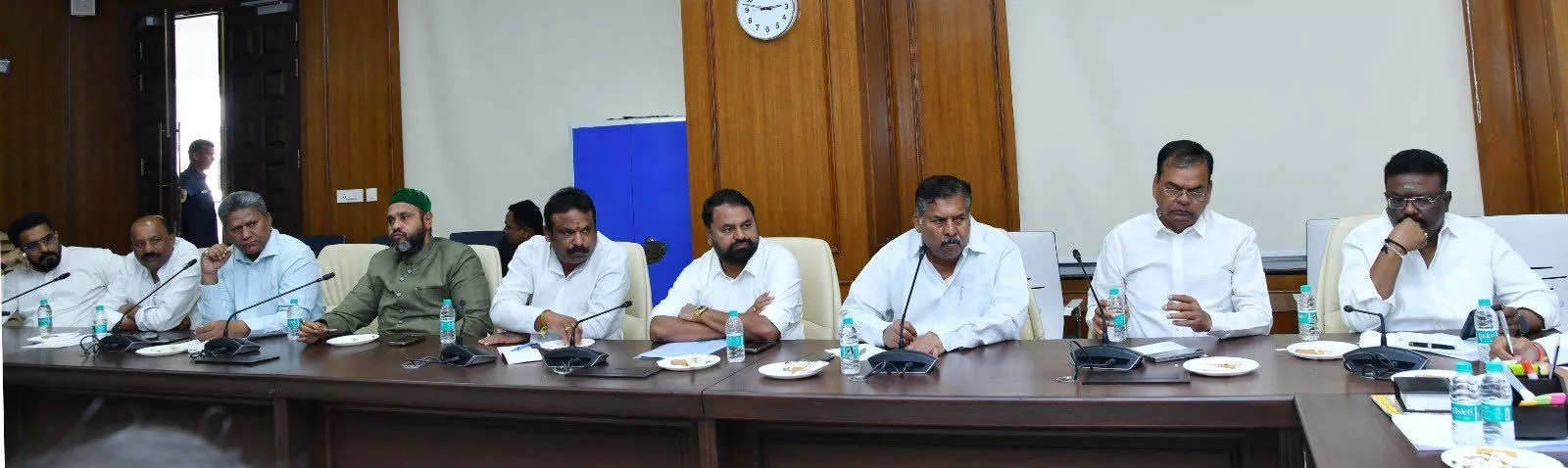 इंदिराम्मा आवास योजना पर अधिकारियों संग समीक्षा बैठक