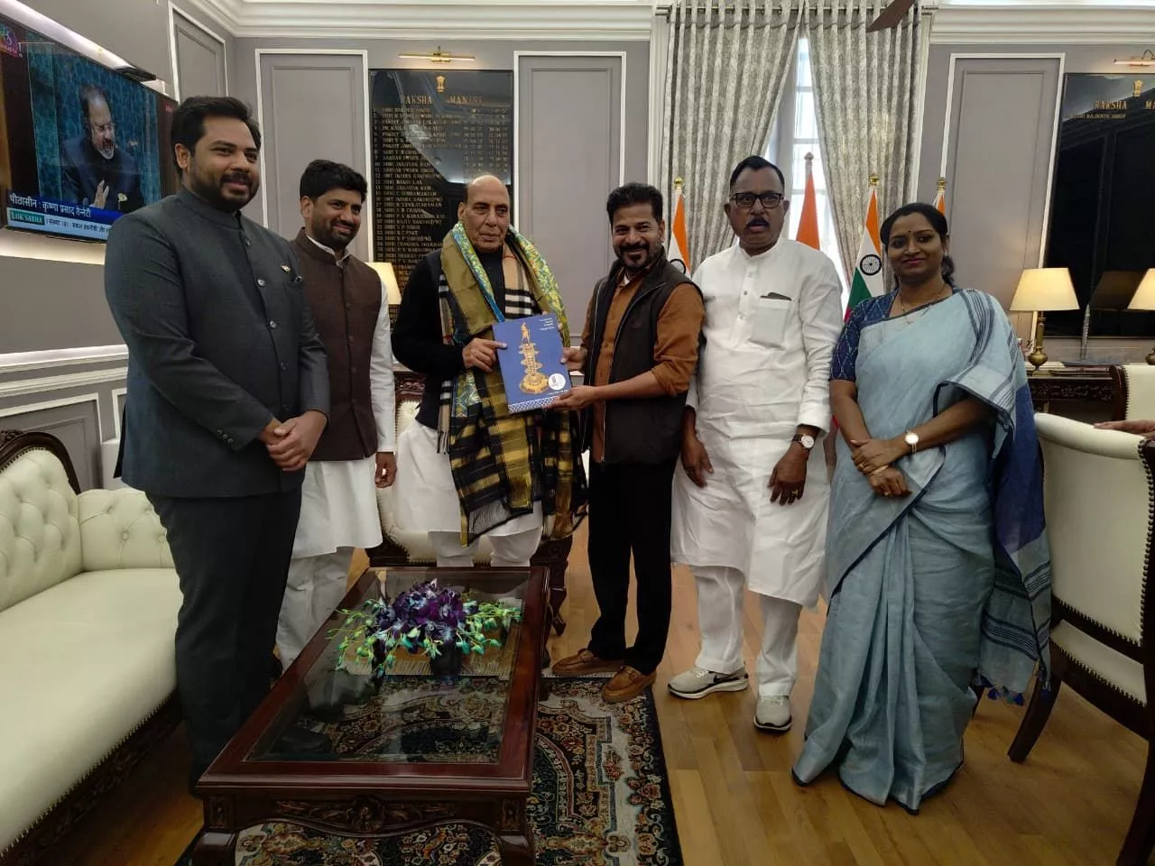 मीडिया से अनौपचारिक चर्चा करते रेवंत रेड्डी