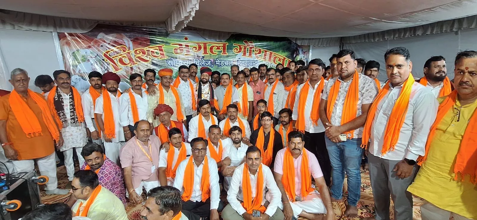 विश्व मंगल गौशाला में गौमाता जागरण में श्रद्धालु