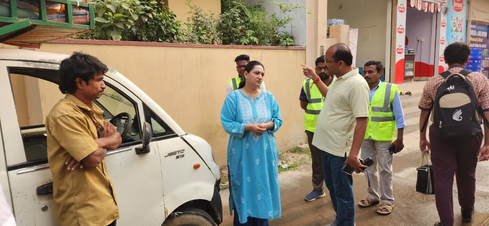 आयुक्त स्वच्छता निरीक्षण करते हुए कोमपल्ली में