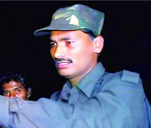 आत्मसमर्पण के बाद माओवादी देवजी पुलिस के साथ