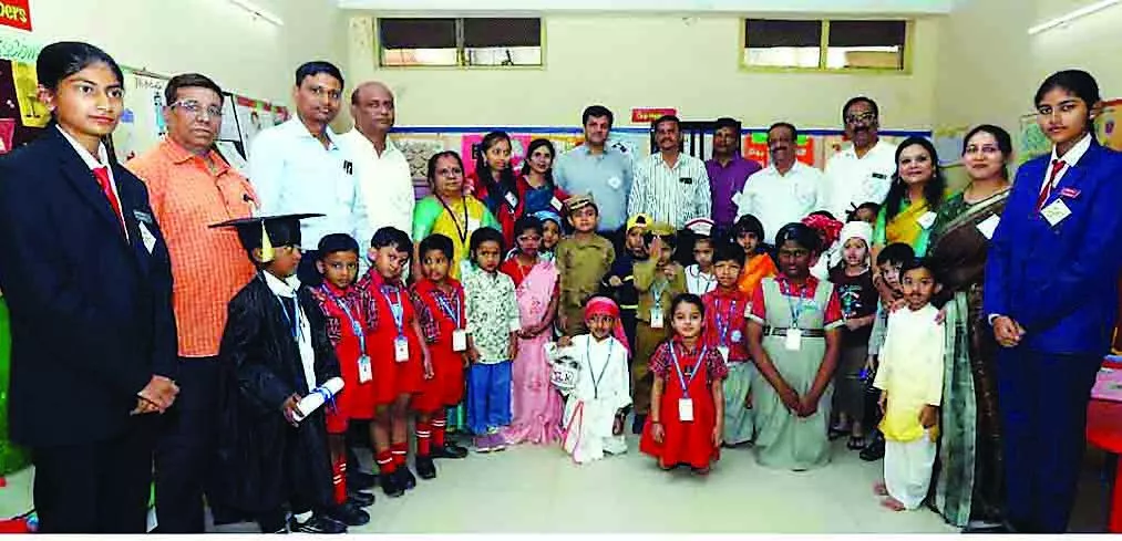 बच्चे टाइनी ब्रेन्स एक्सपो में विज्ञान और कला प्रदर्शित करते हुए