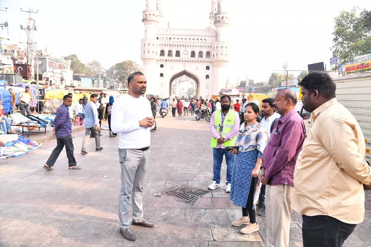 चारमीनार क्षेत्र में आयुक्त द्वारा स्वच्छता निरीक्षण