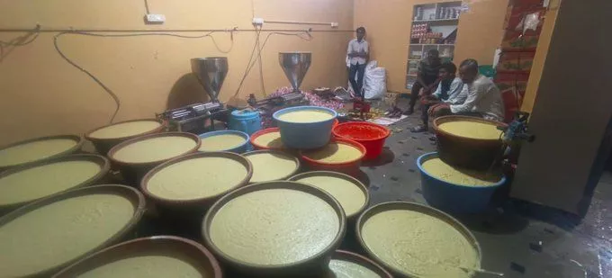 पुलिस ने मिलावटी अदरक-लहसुन पेस्ट का भंडाफोड़ किया