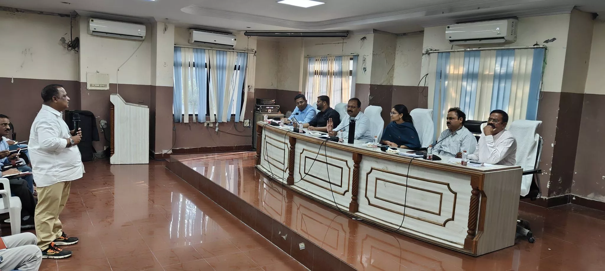 हलीम संचालकों के साथ बैठक करते नगर निगम आयुक्त