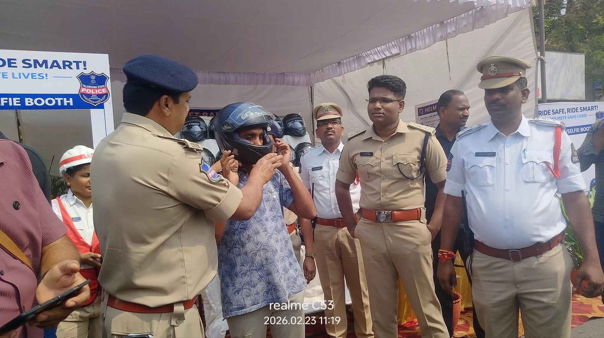 मल्काजगिरी जोन में हेलमेट बैंक उद्घाटन का दृश्य