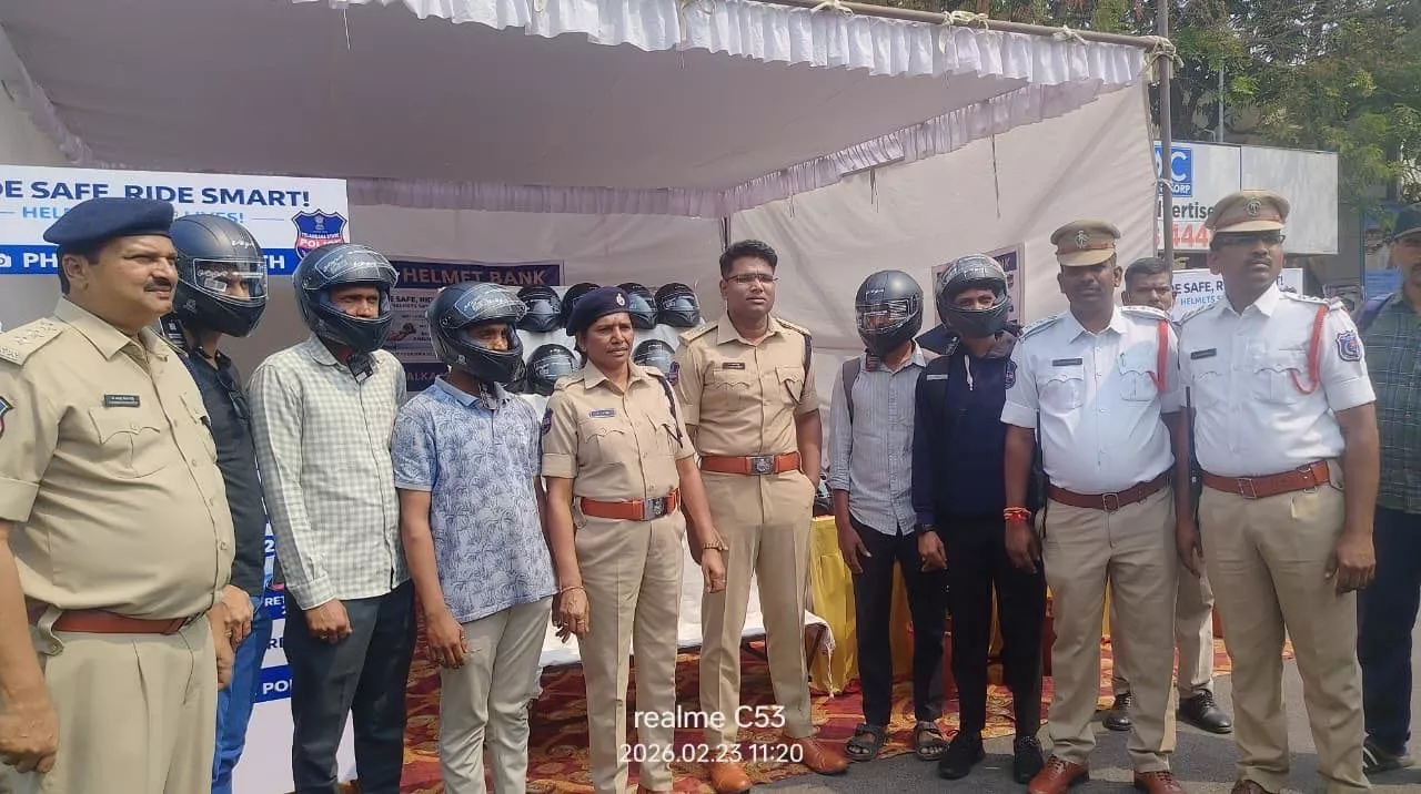 मल्काजगिरी पुलिस द्वारा दुपहिया चालकों के लिए हेलमेट बैंक