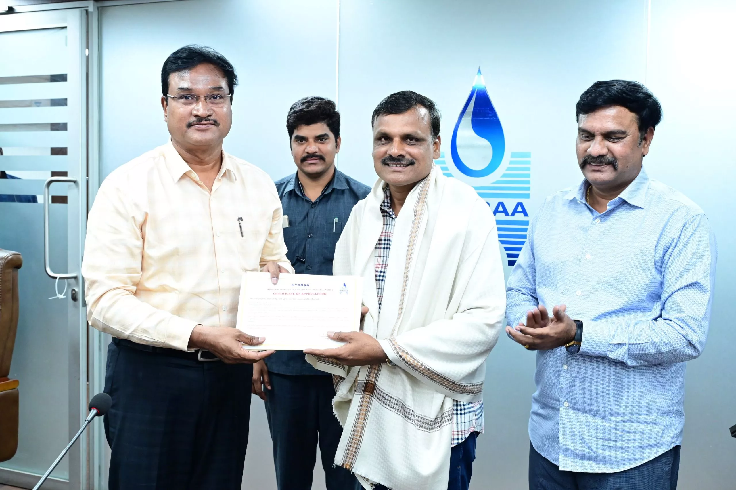 आग बुझाने वाली डीआरएफ टीम को सम्मानित करते आयुक्त