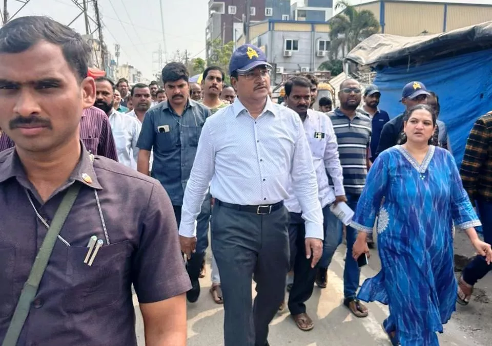 सीएमसी अधिकारियों ने कॉलोनी में सरकारी भूमि का निरीक्षण किया