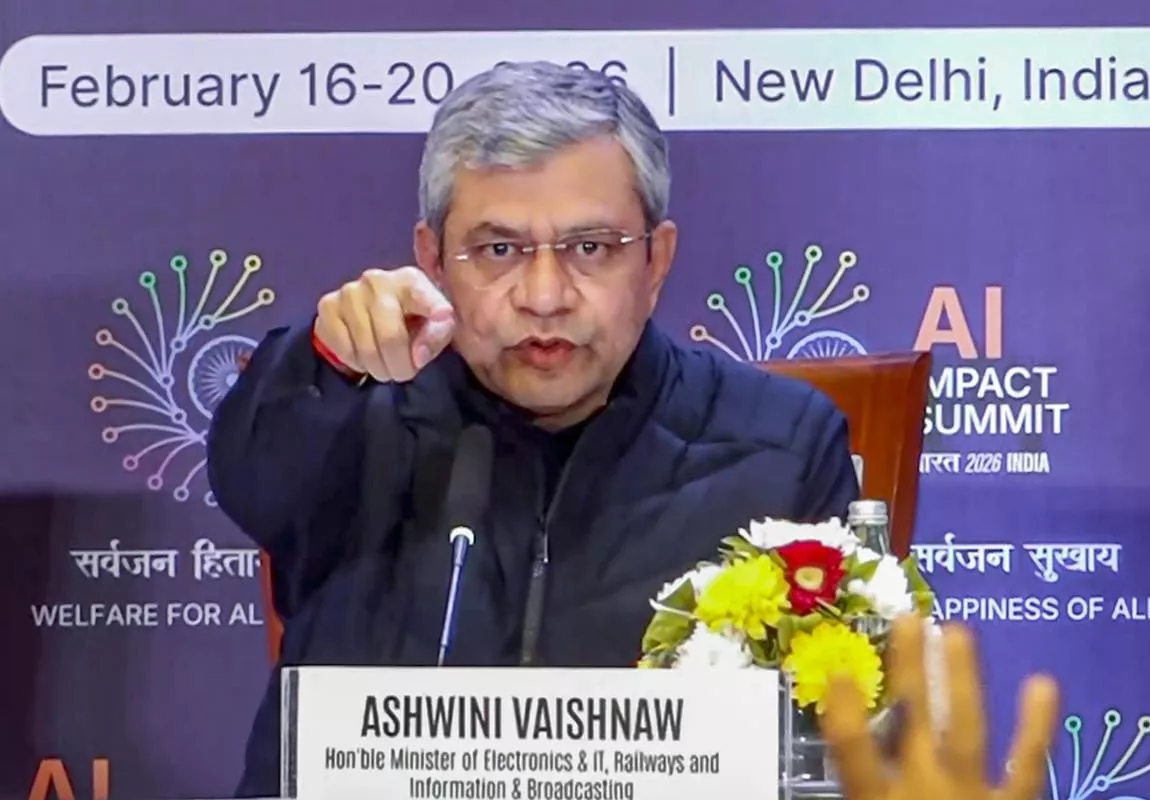 एआई समिट पर बयान देते मंत्री वैष्णव