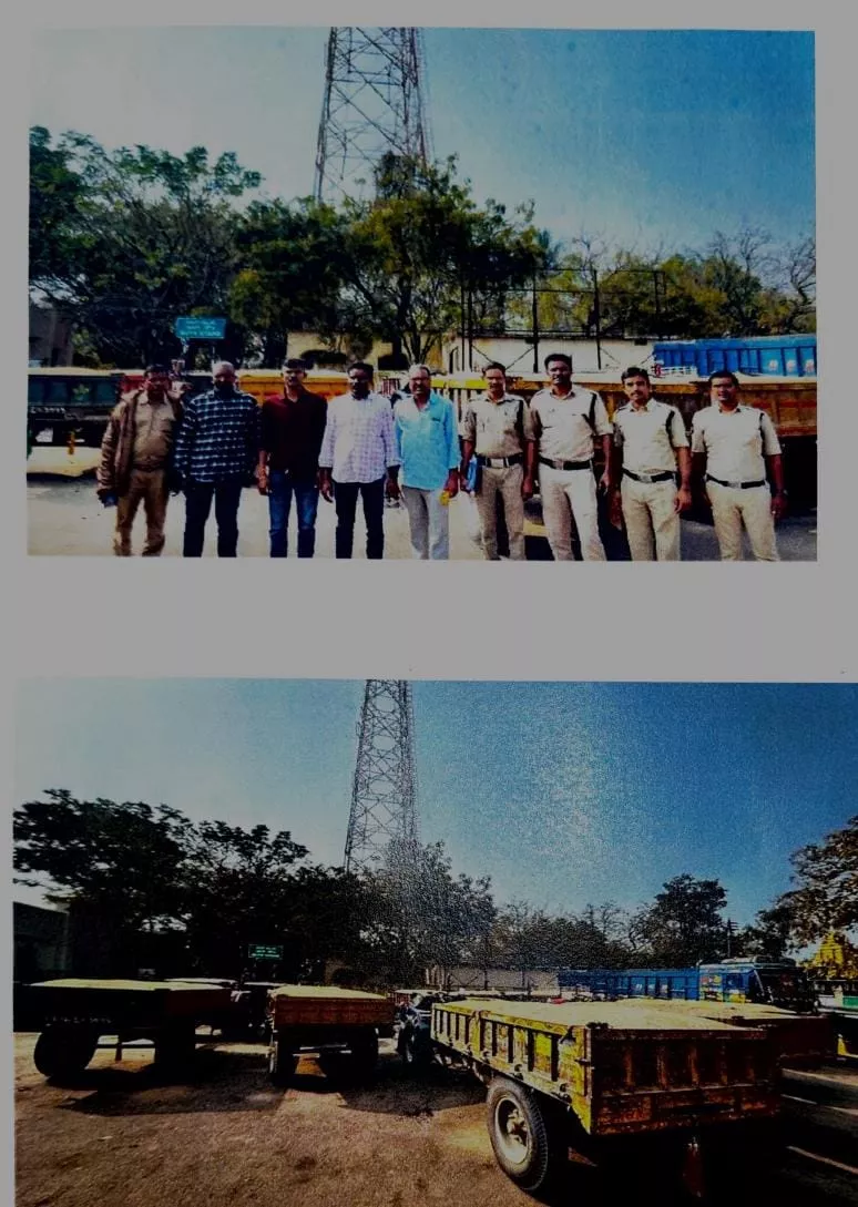 रेत से लदे जब्त ट्रैक्टर