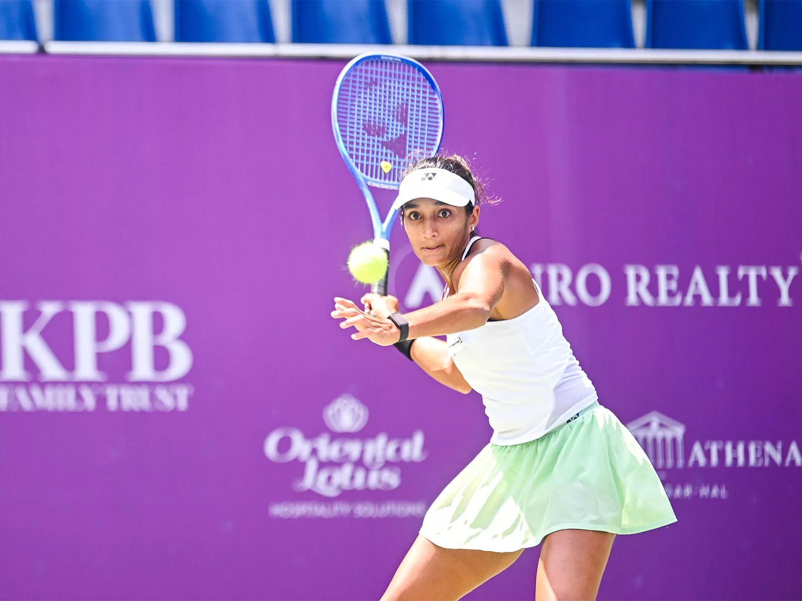 मैच के दौरान शॉट खेलती सहजा यमलापल्ली