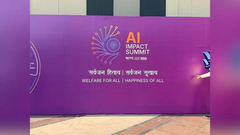 एआई केंद्र समझौते पर हस्ताक्षर करते प्रतिनिधि