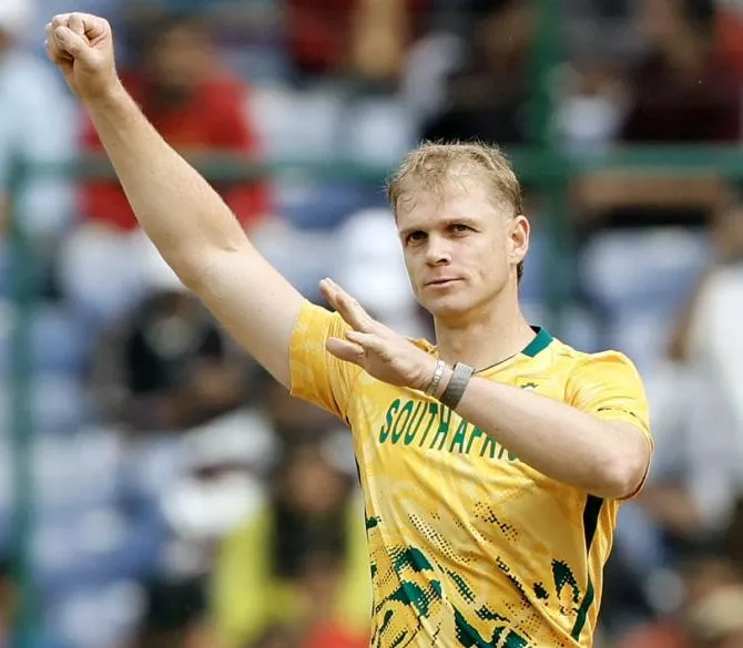 यूएई के खिलाफ गेंदबाजी करते दक्षिण अफ्रीकी खिलाड़ी