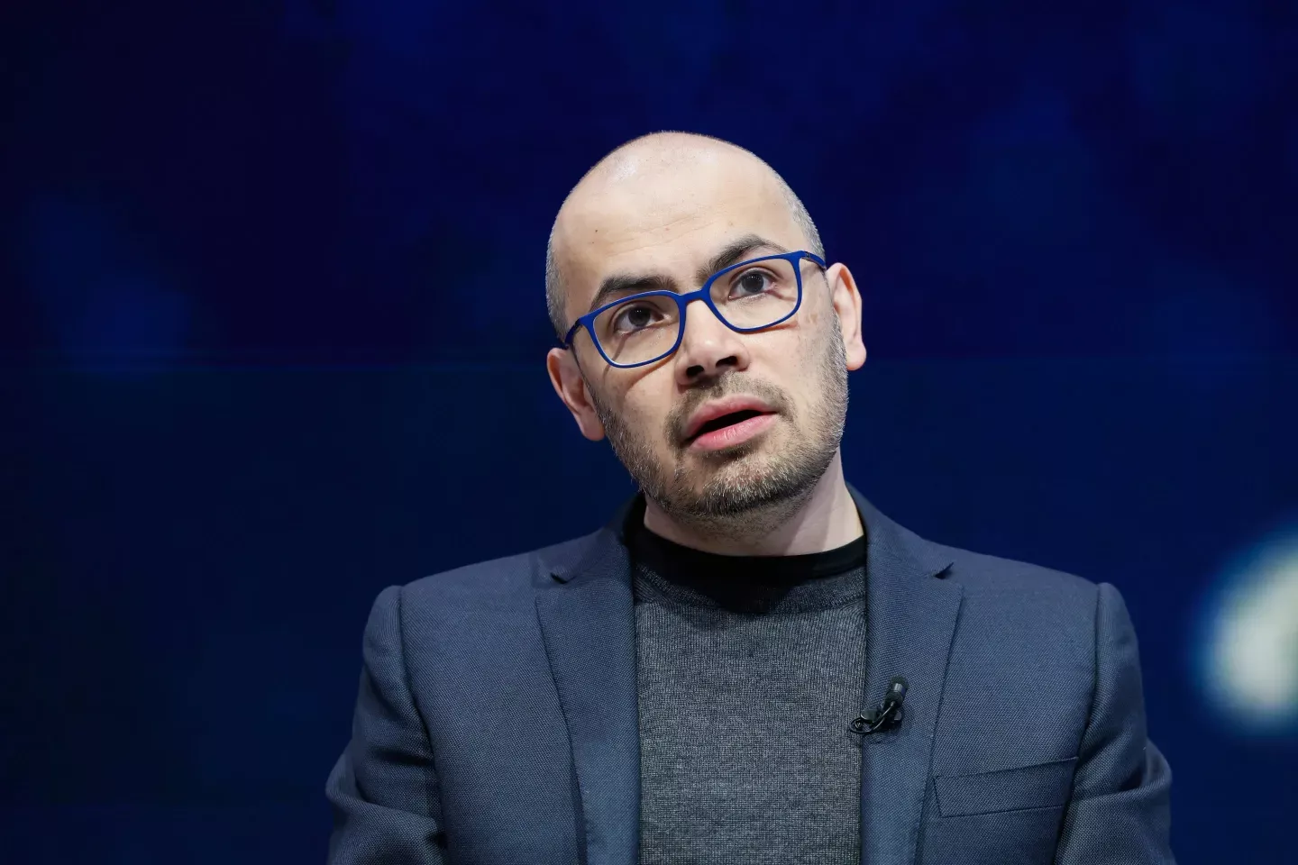 डेमिस हसाबिस एआई समिट में संबोधित करते हुए