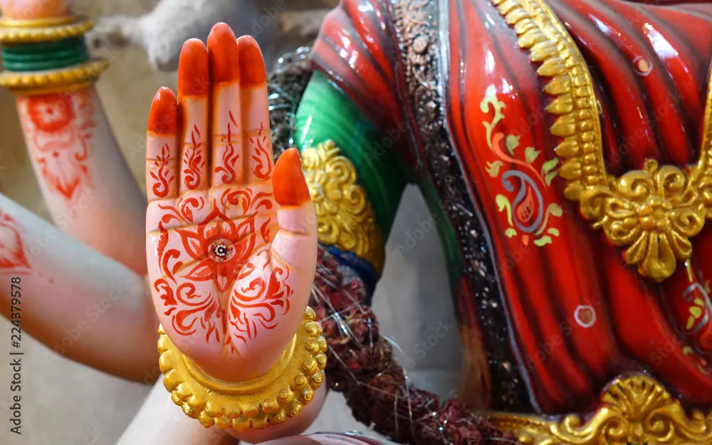 हर शुभ कार्य में दाहिने हाथ का प्रयोग क्यों? जानें धार्मिक कारण